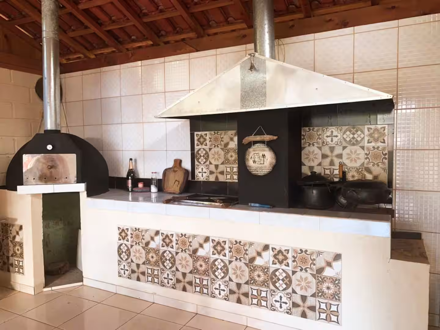 Cozinha gourmet com forno a lenha na Casa Mauá
