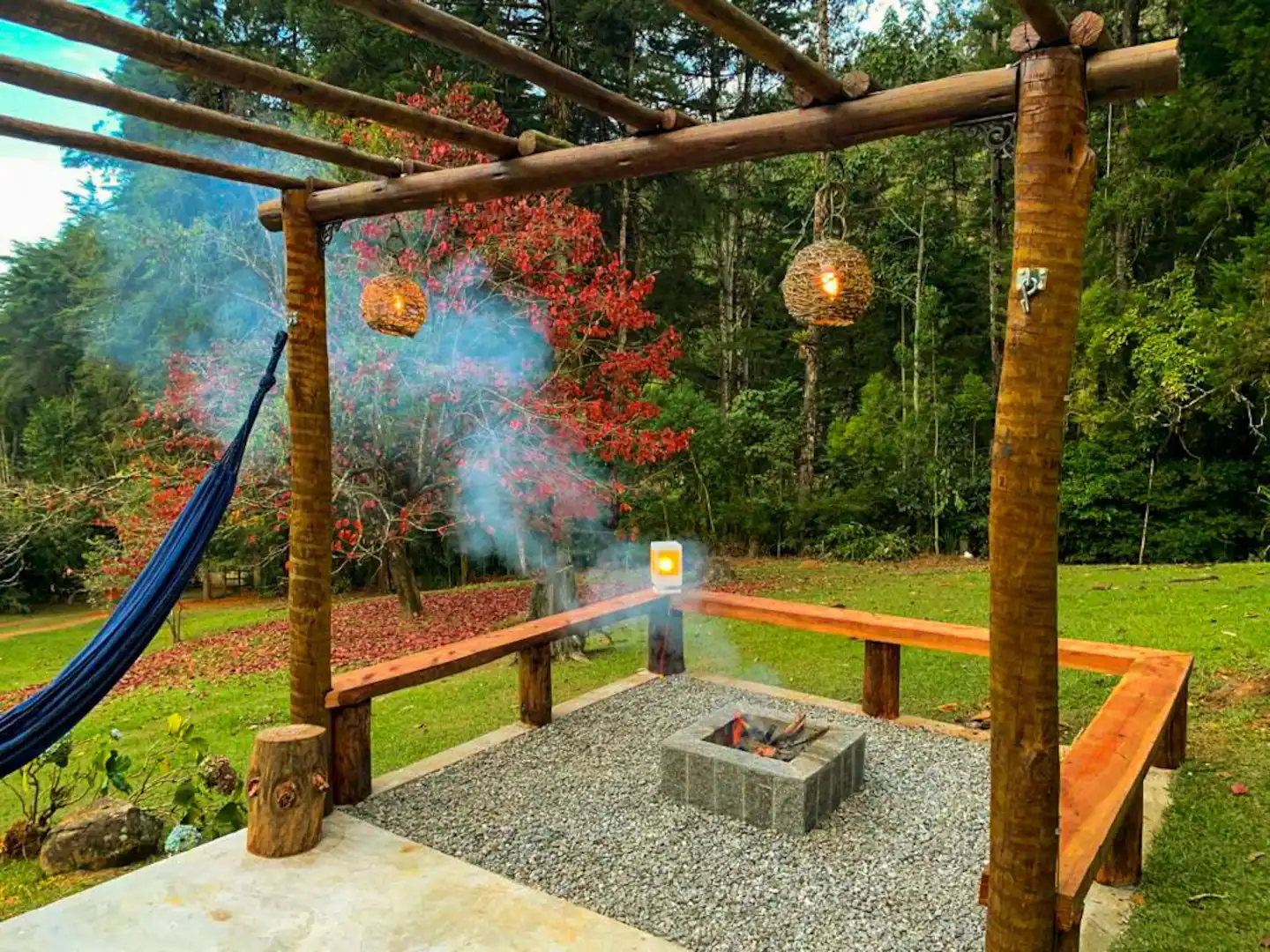 Redário e espaço para fogueira no jardim da Casa Mauá