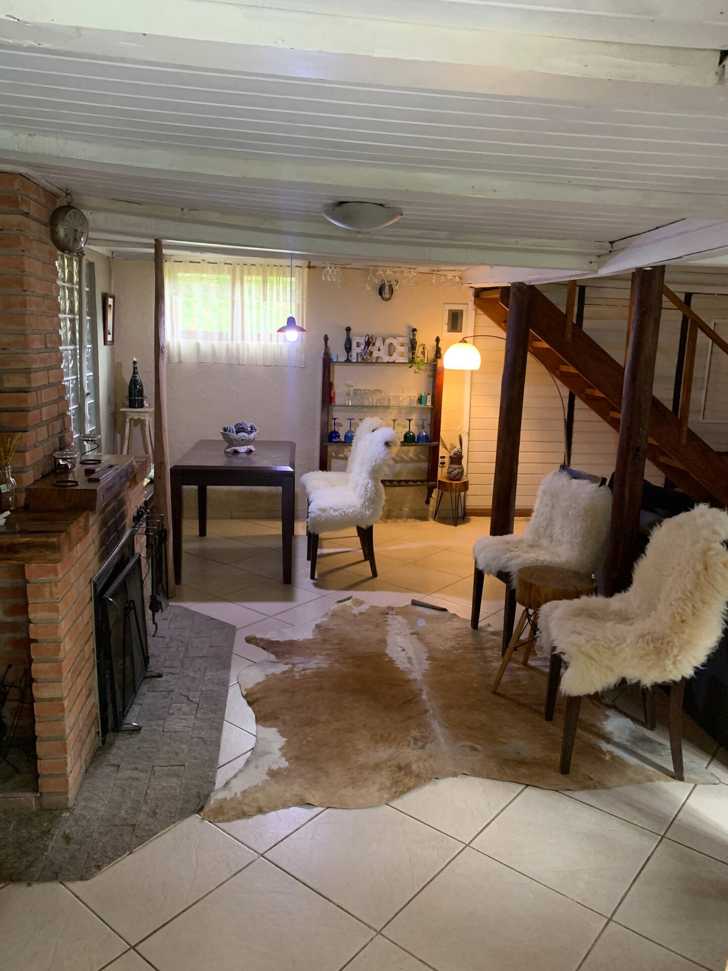 Sala aconchegante com lareira interna na Casa Mauá