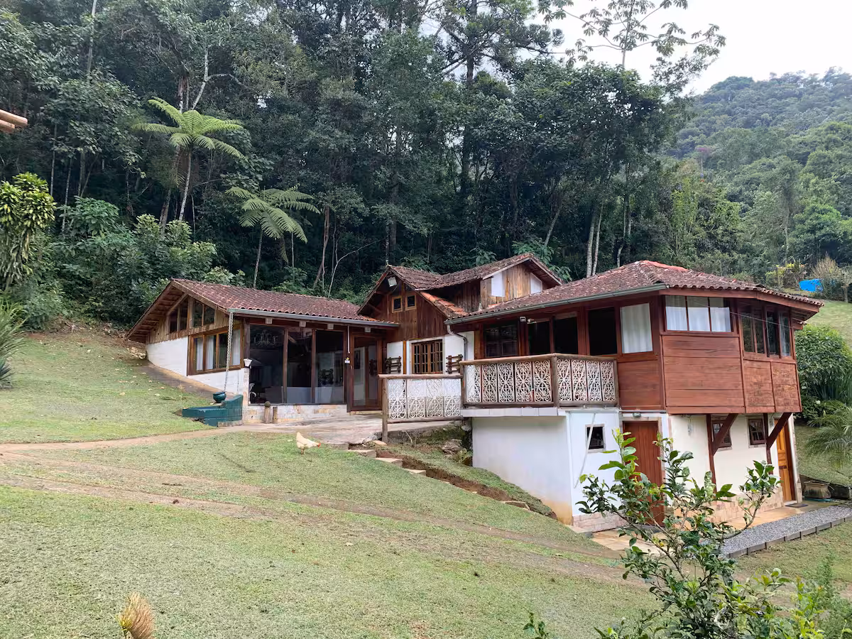Vista panorâmica da Casa Mauá e do gramado cercado pela Mata Atlântica